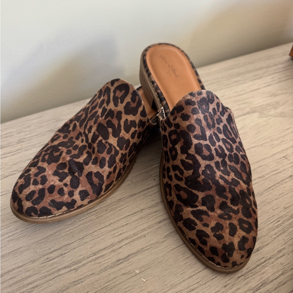 LEOPARD MULE SLIDES